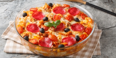 Паста-запеканка с фаршем, томатным соусом и салями