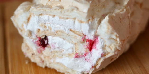 Воздушный меренговый рулет