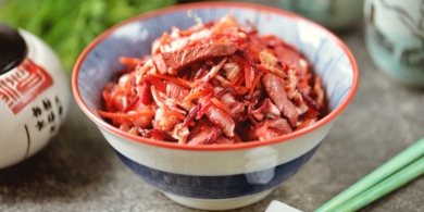 Вкусный и сытный салат с говядиной, свёклой и пекинской капустой