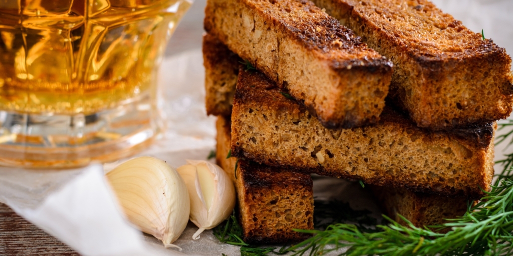 Сухарики с чесноком и зеленью в духовке в домашних условиях: простой рецепт