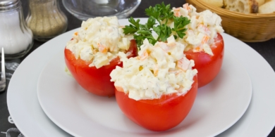 Помидоры, фаршированные крабовыми палочками и ананасом