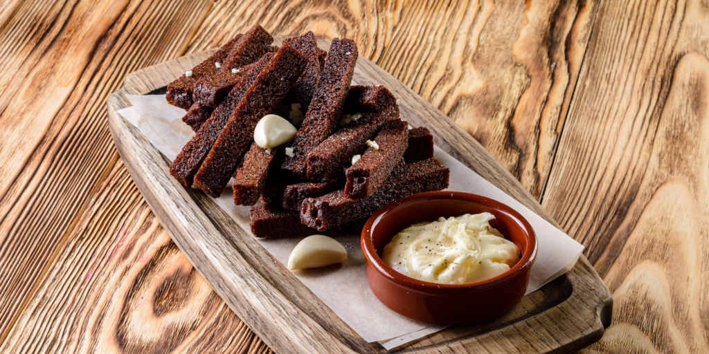 Сухарики с чесноком в духовке в домашних условиях: рецепт