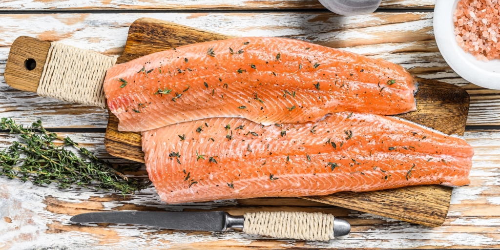 Как солить форель с кориандром и тимьяном в домашних условиях