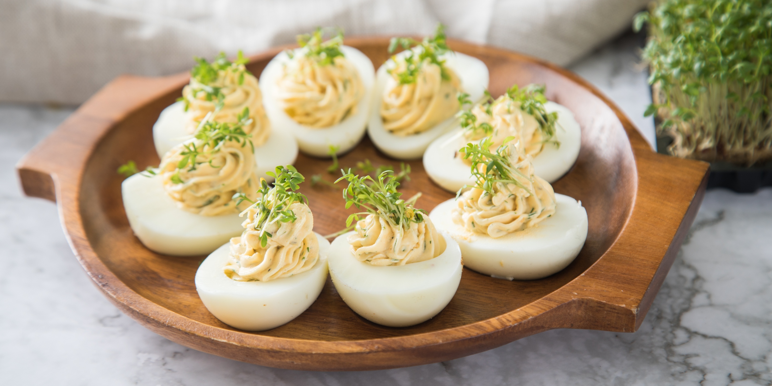 Фаршированные яйца — универсальная закуска. Собрали лучшие рецепты