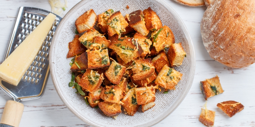 Сухарики со свежей зеленью и сыром