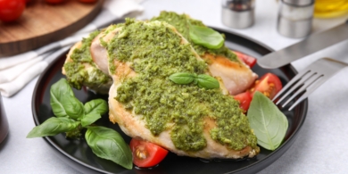 Всего 25 минут и 4 ингредиента: куриные грудки, запечённые в соусе песто