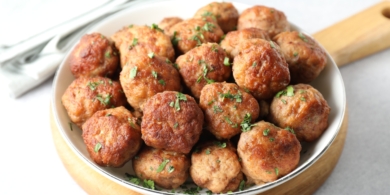 Простые куриные фрикадельки с овсяными хлопьями в духовке