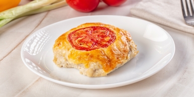 Куриное филе, запечённое в сметанной заливке