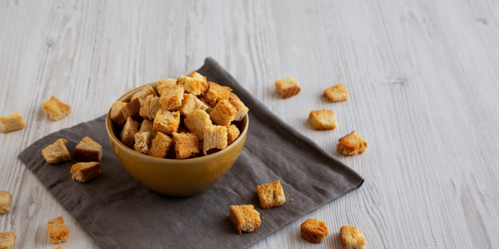 Сухарики с горчицей, приготовленные в духовке в домашних условиях