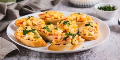 Горячие бутерброды с крабовыми палочками, яйцом и сыром в духовке