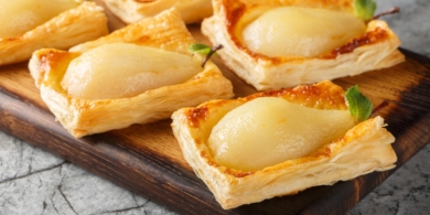 Эффектные слойки с грушей, орехами и крем-сыром