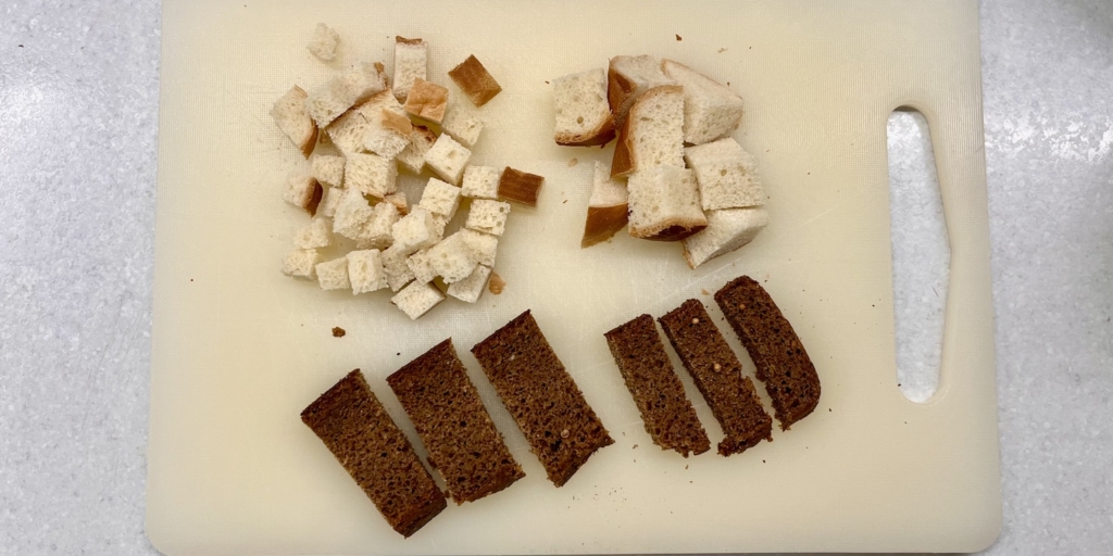 Нарежьте хлеб кубиками или длинными ломтиками