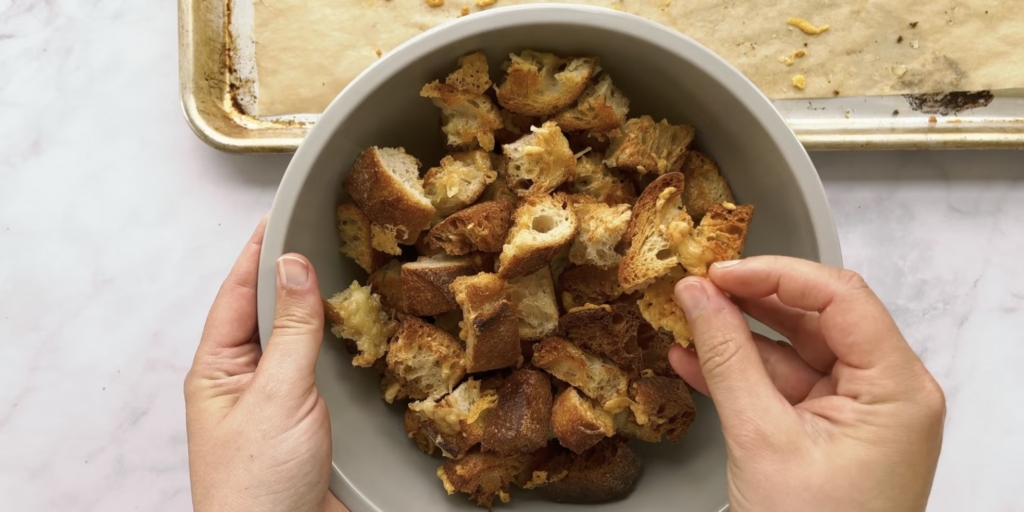 Как сделать сухарики с сыром в духовке