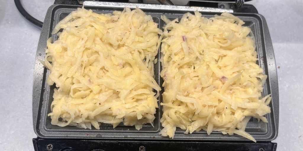 Выложите картофельную массу