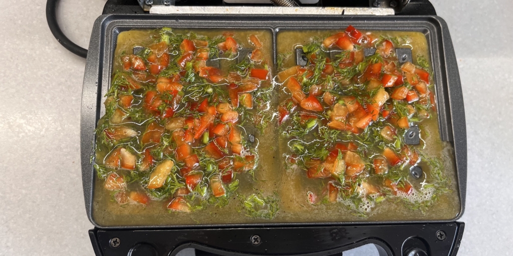 Что можно приготовить в вафельнице, кроме вафель: омлет с болгарским перцем и зеленью