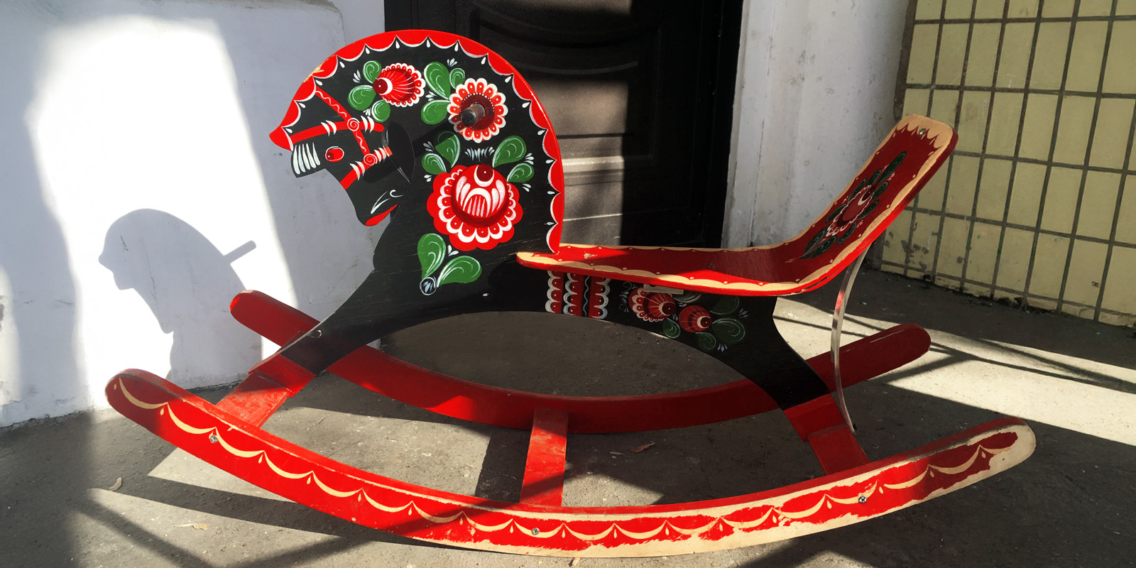 Куда поехать за сувенирами в России: Городец — яркая роспись по дереву