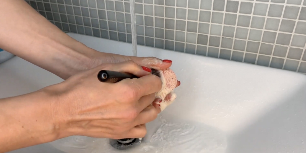 Как правильно мыть кисти для макияжа: нанесите средство на инструмент