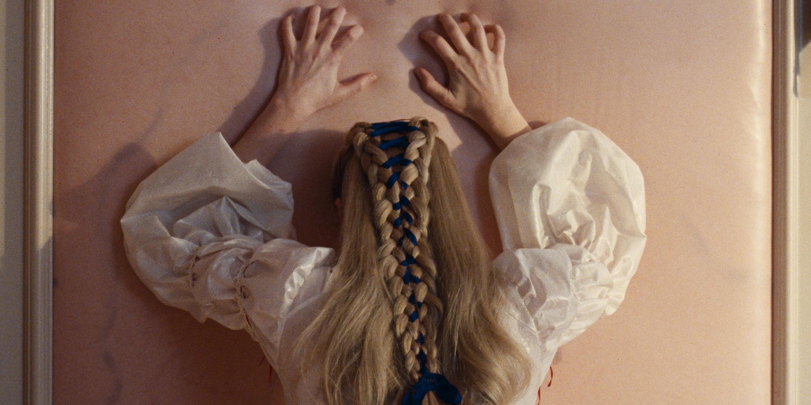 Кадр из фильма «Грозовой перевал» 2026 года