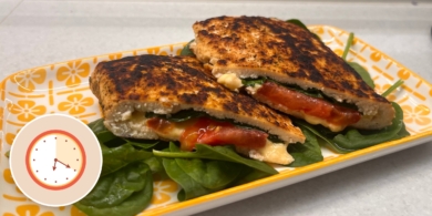 Ужин за 20 минут: фарш в листах для жарки с помидорами и сыром