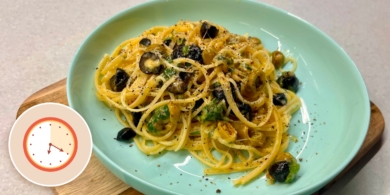Ужин за 20 минут: спагетти с сыром и оливками вместо привычных макарон