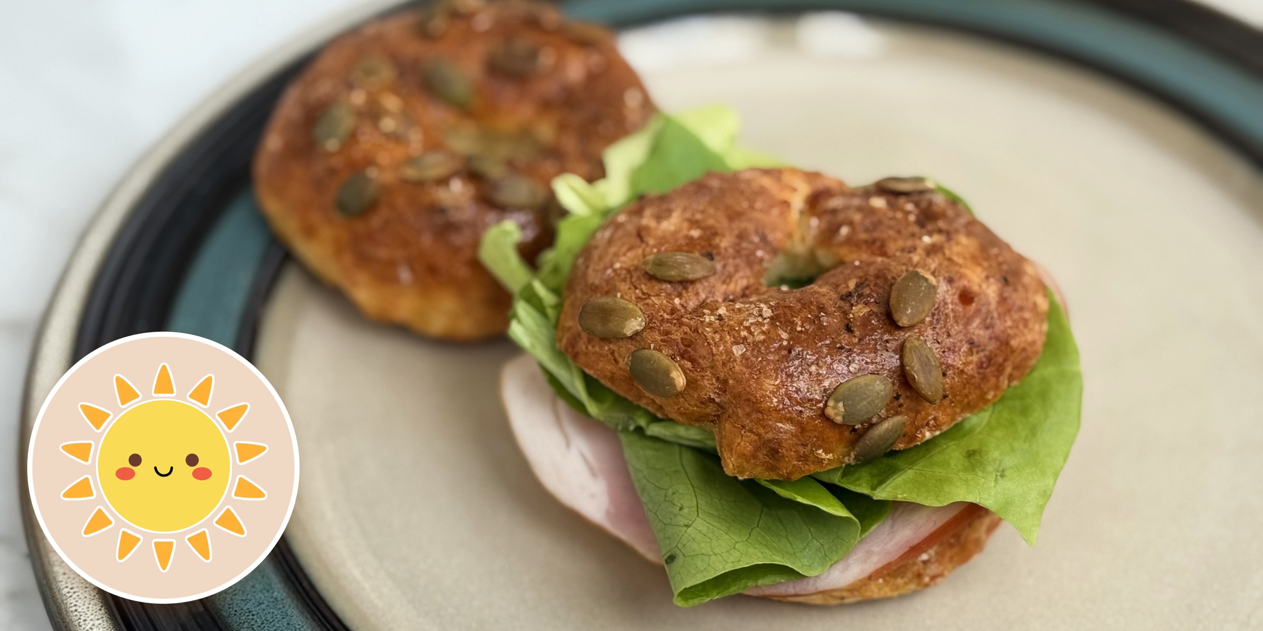 Завтрак с Лайфхакером: простые творожные бейглы с сыром