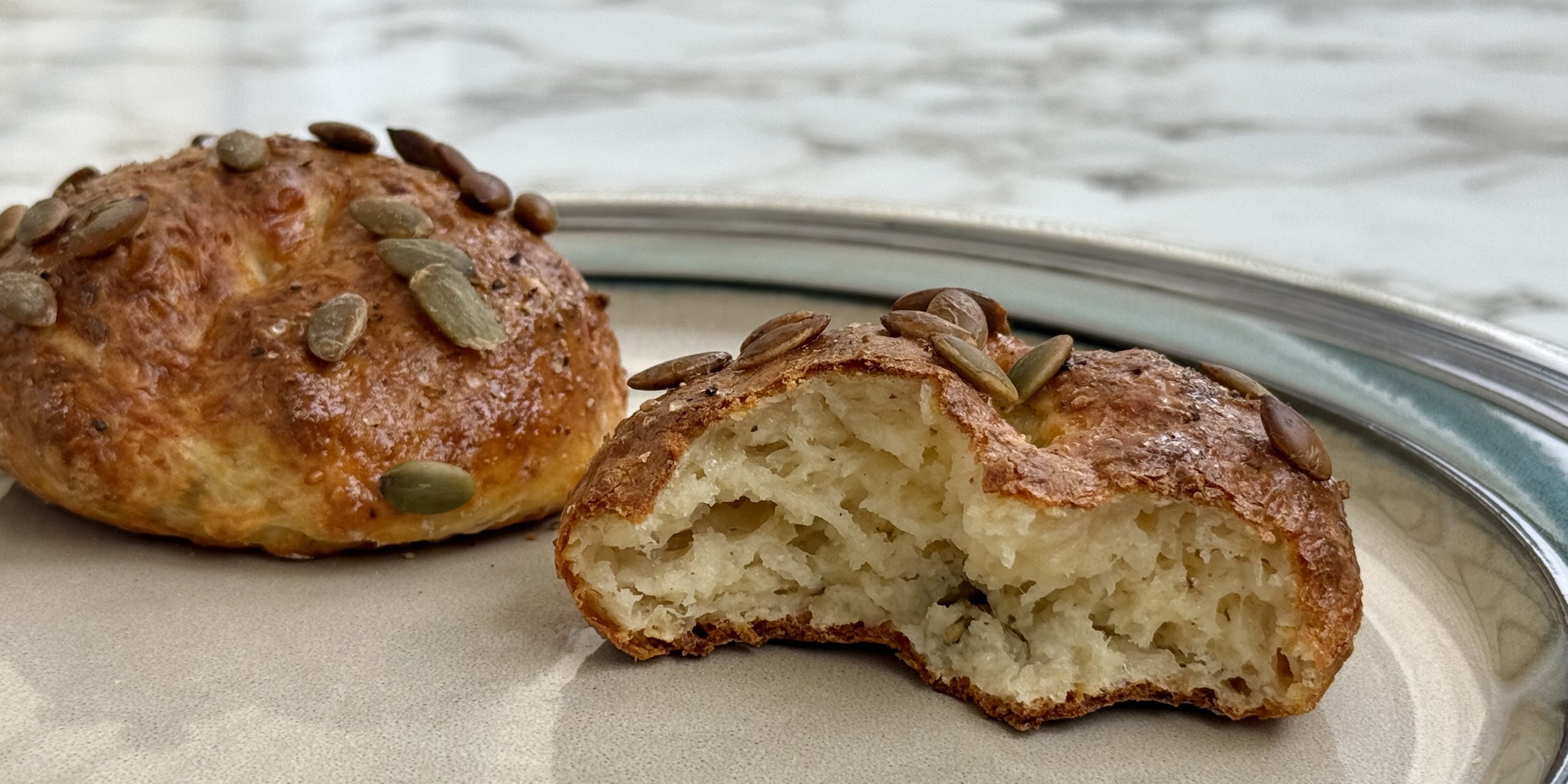 Творожные бейглы с сыром в разрезе