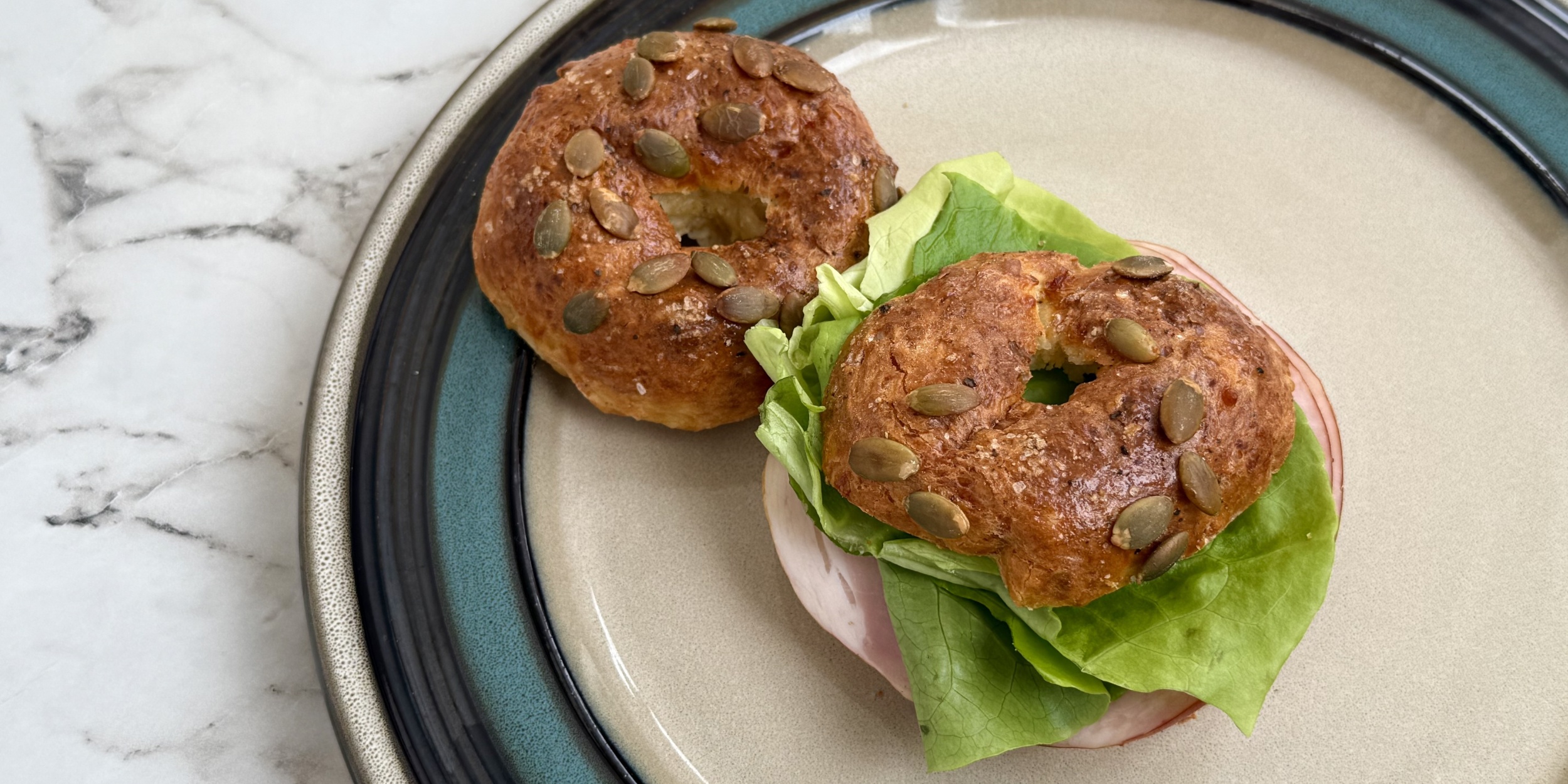 Сэндвич из творожных бейглов с ветчиной и салатом