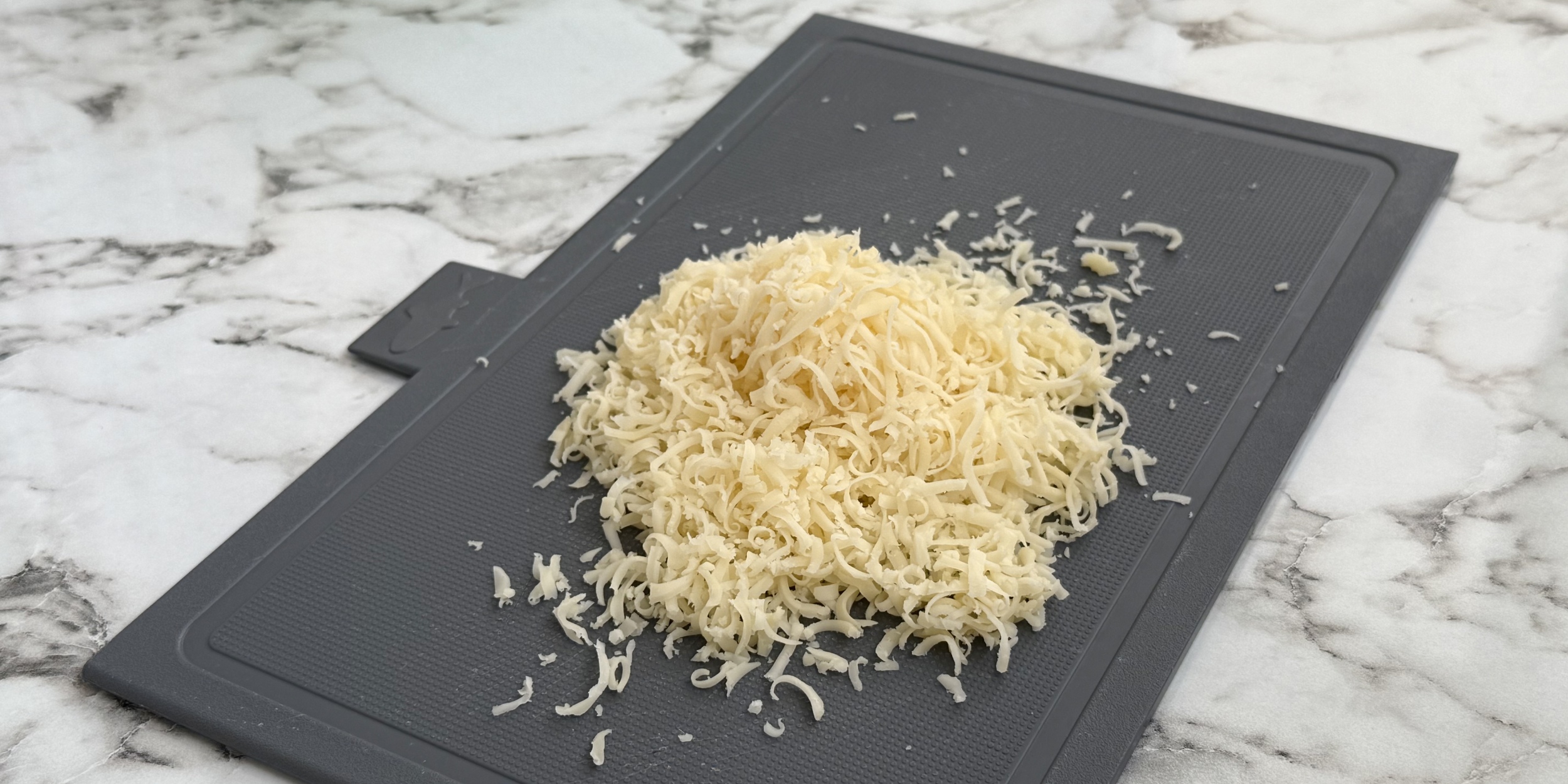 Рецепт творожных бейглов: натрите сыр на тёрке