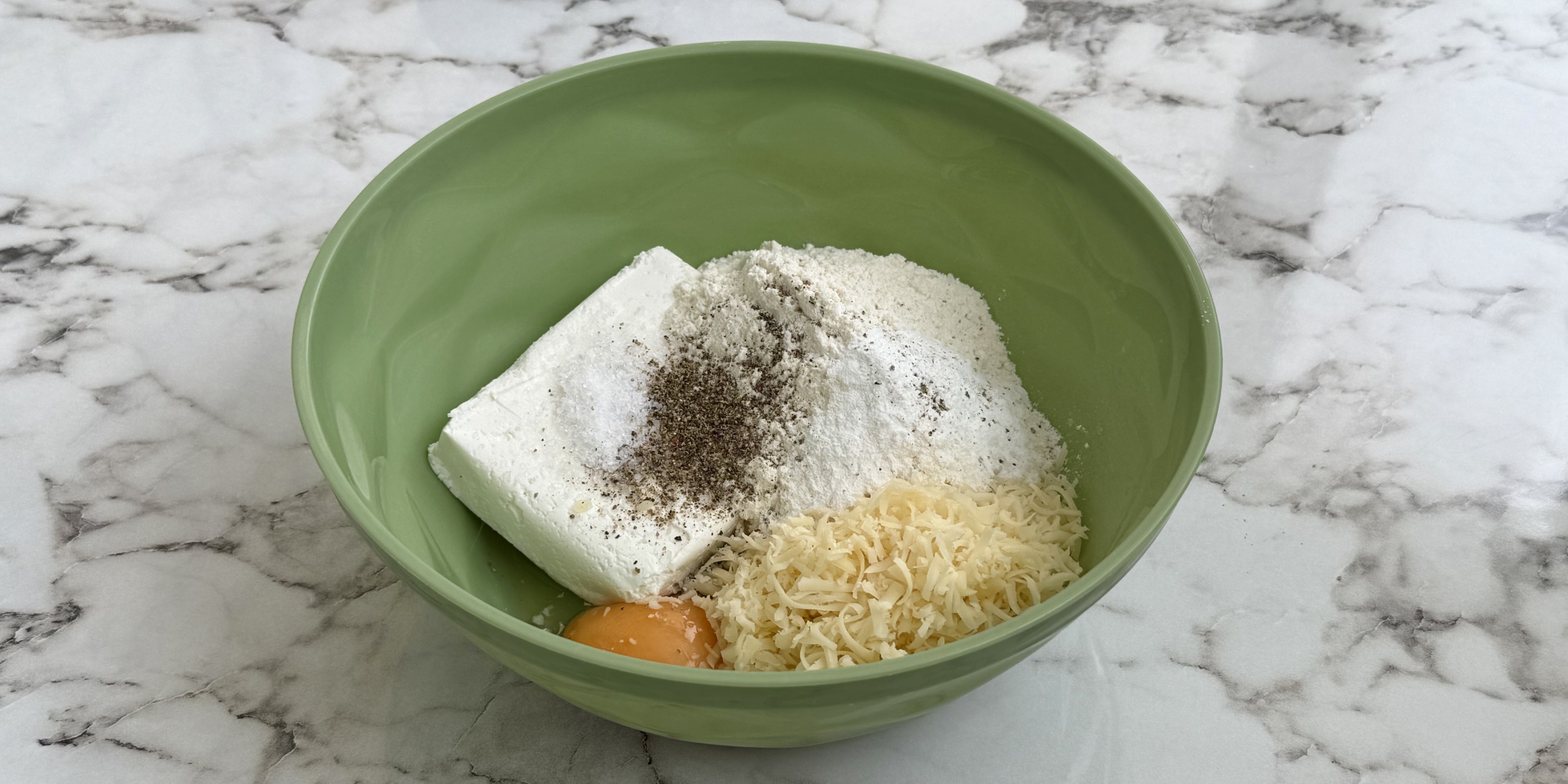 Творожные бейглы с сыром: соедините все ингредиенты в миске