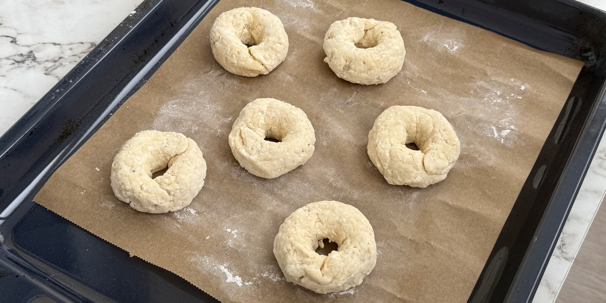 Сделайте заготовки в виде колечек для творожных бейглов с сыром