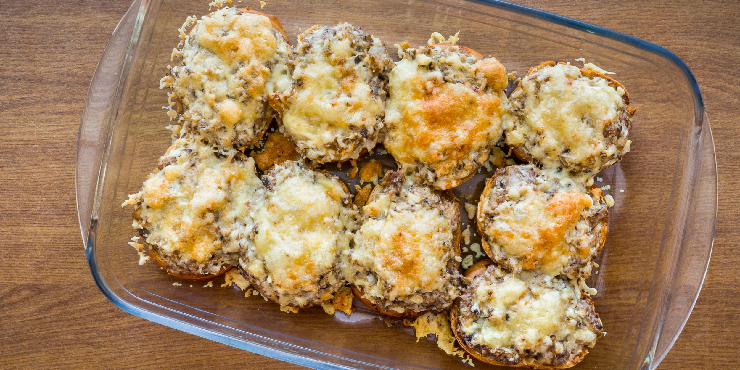 Простые горячие бутерброды с консервированной сайрой: рецепт