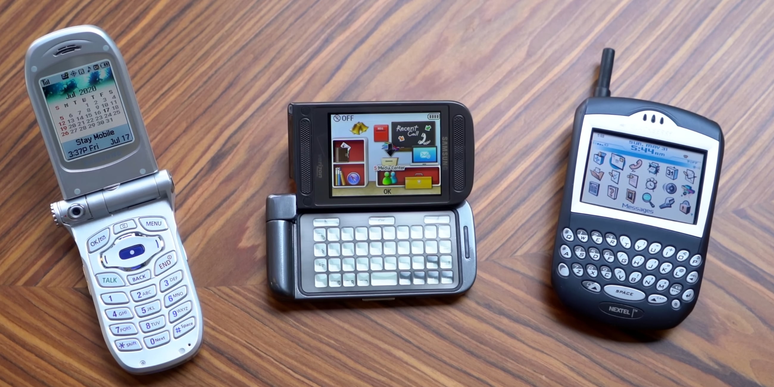 Раскладушка Samsung SGH-P400, слайдер Samsung Alias 2 с клавиатурой E-Ink, меняющей раскладку, и QWERTY-коммуникатор BlackBerry 7520 