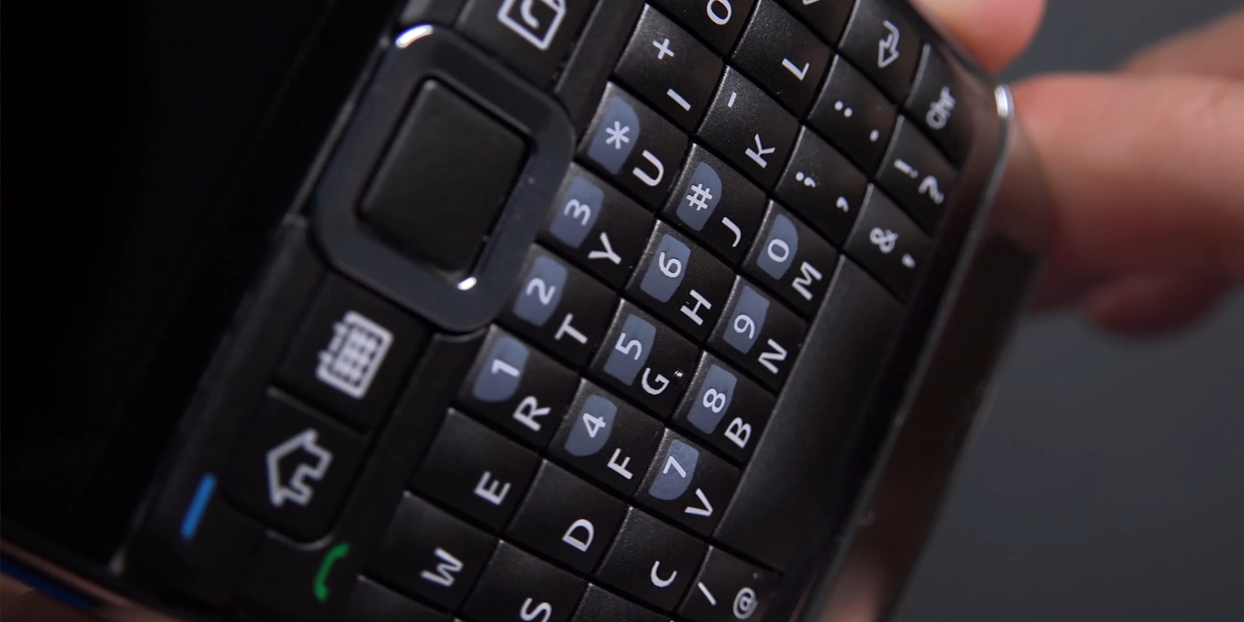 Nokia E71 — телефон с QWERTY-клавиатурой 