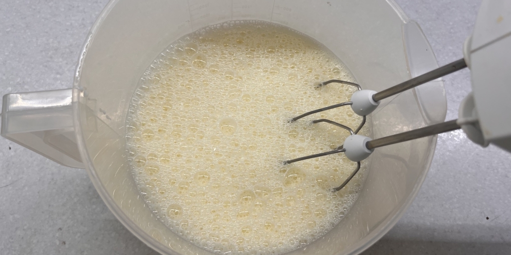 Финский блин, рецепт: Добавьте молоко