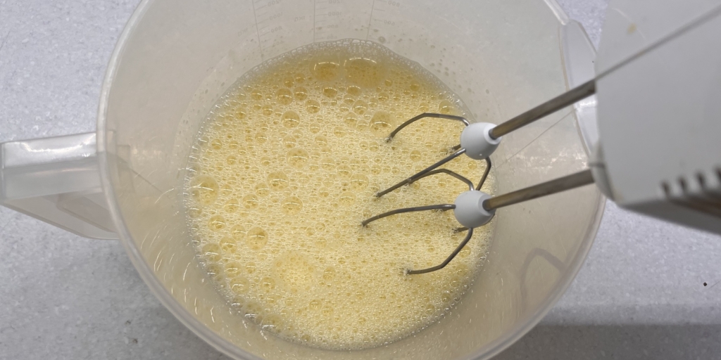 Финский блин, рецепт: Взбейте яйца, сахар, ванилин и соль