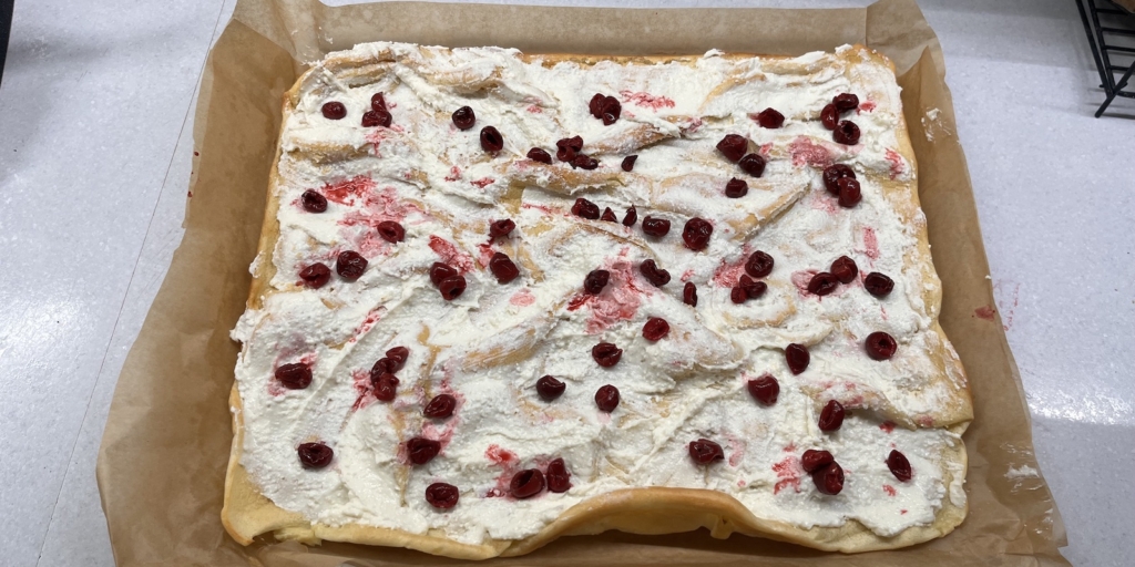 Финский блин, рецепт: Смажьте финский блин кремом и добавьте вишню