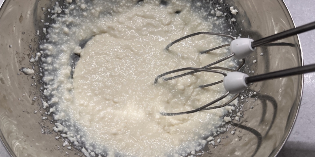 Финский блин, рецепт: Взбейте творог и сахарную пудру