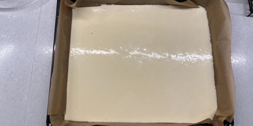 Финский блин, рецепт: Вылейте в противень тесто