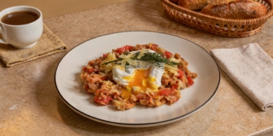 Томатная овсянка с яйцом пашот