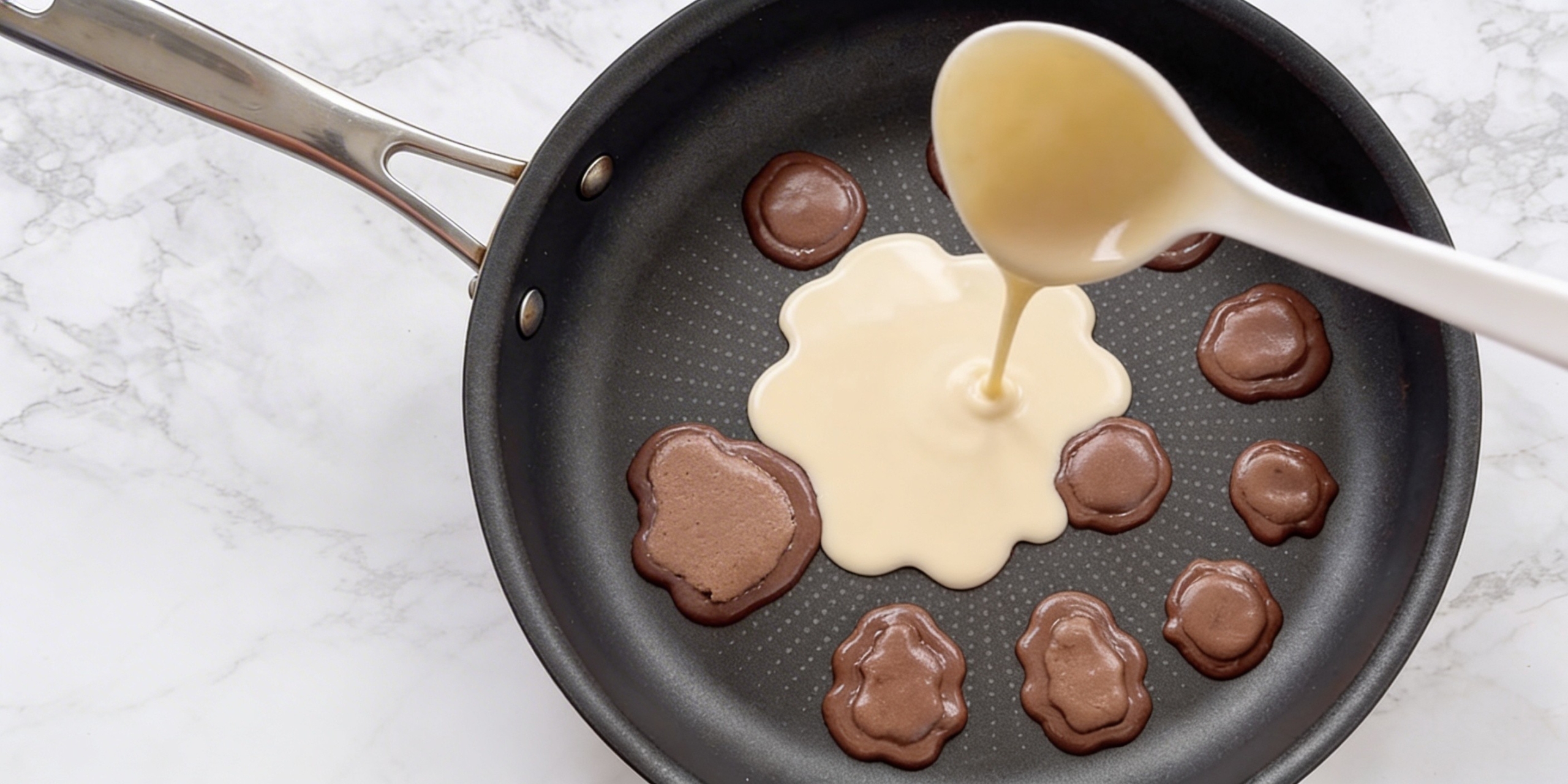 Леопардовые блины, рецепт: Залейте тонким слоем светлого теста