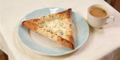 Необычный завтрак из тортильи и сосисок за 20 минут