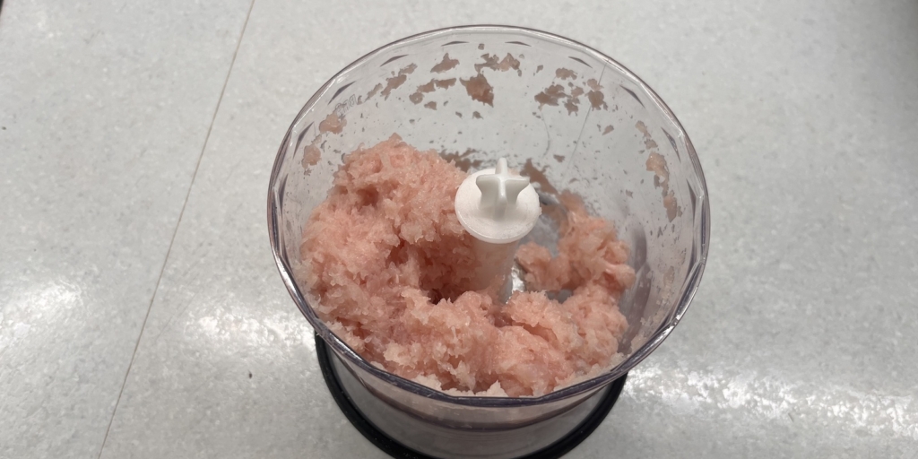 Фарш в листах для жарки: Сделайте фарш из куриной грудки или возьмите готовый