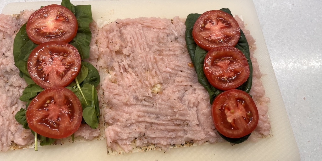 Фарш в листах для жарки: Добавьте зелень и помидоры