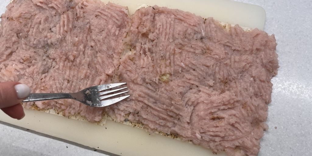 Фарш в листах для жарки: Распределите куриный фарш по листам для жарки