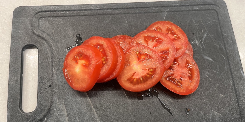 Фарш в листах для жарки: Нарежьте помидоры