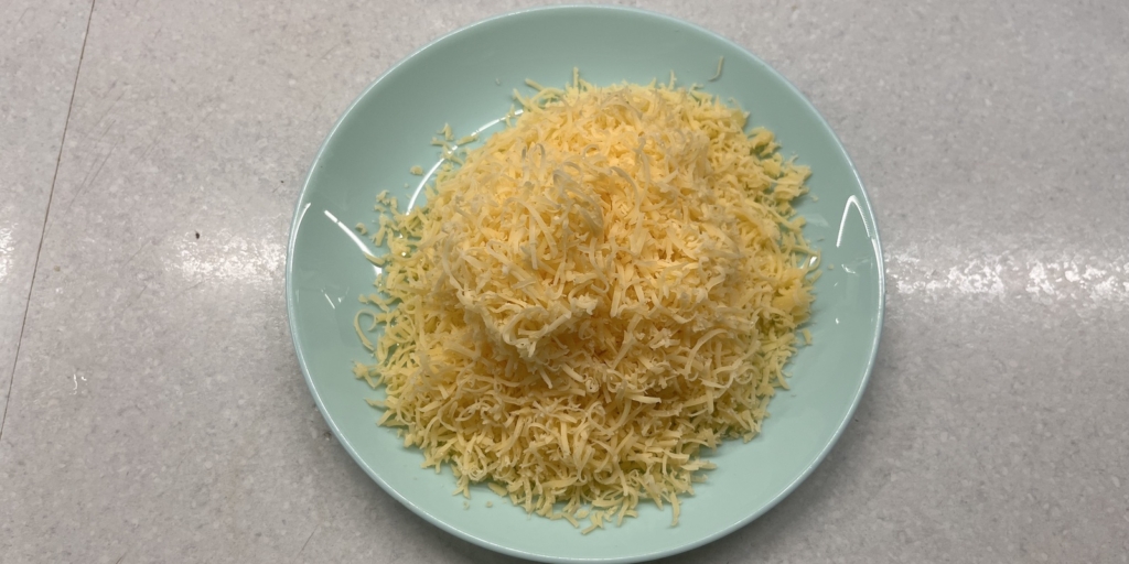 Фарш в листах для жарки: Натрите сыр