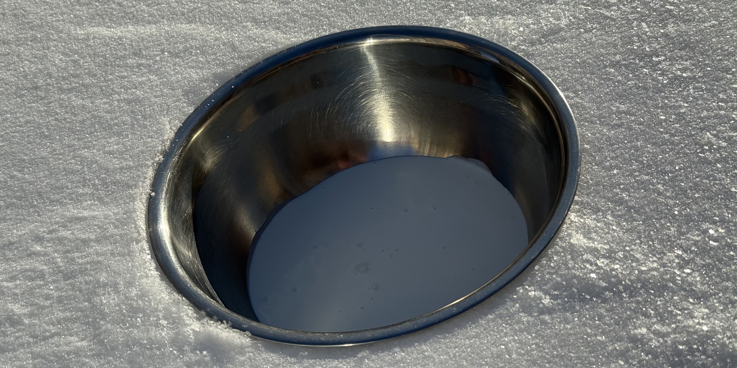 Сливки, из которых делают мороженое в снегу