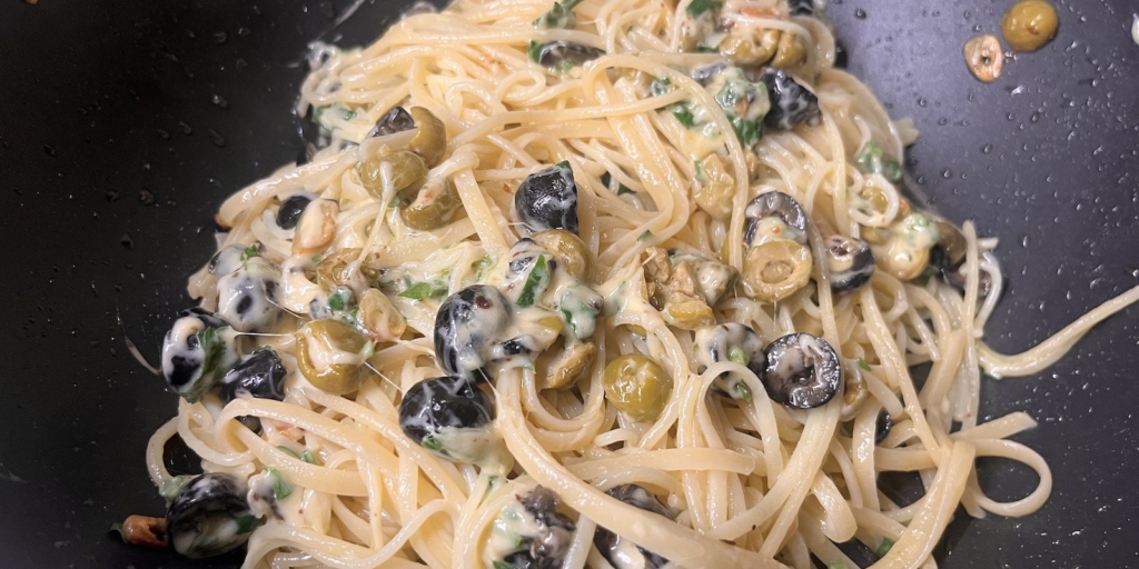 Спагетти с сыром и оливками, рецепт: Добавьте спагетти, петрушку и сыр