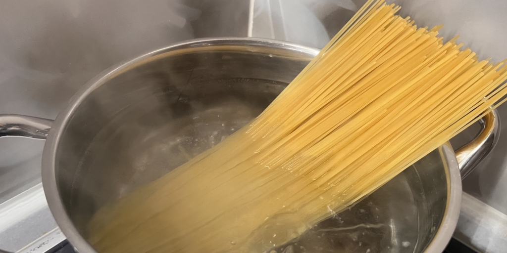 Спагетти с сыром и оливками, рецепт: Сварите спагетти