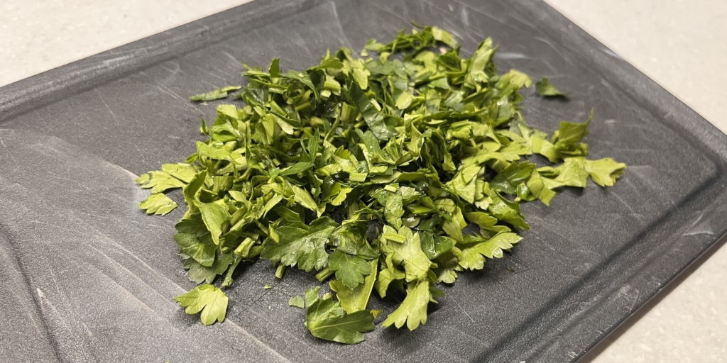 Спагетти с сыром и оливками, рецепт: Нарежьте петрушку